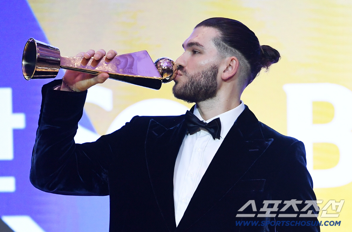 "기억하겠다.""기억되고 싶다." 남을 여지는 없었다. MVP 폰세는 떠…