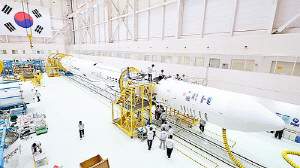 누리호 발사대 이송 비 예보로 지연…27일 발사는 정상 추진