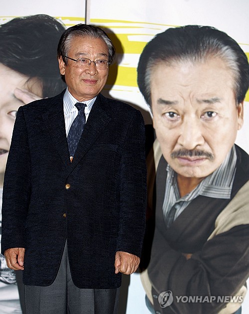 (서울=연합뉴스) 현역 '최고령 배우'로 활동해온 배우 이순재가 별세했다. 향년 91세. 유족에 따르면 이순재는 25일 새벽 세상을 떠났다. 이순재는 최근까지 연극 '고도를 기다리며를 기다리며'와 KBS 2TV 드라마 '개소리' 등에 출연하며 왕성하게 활동했다. 사진은 2006년 MBC 일일시트콤 '거침없이 하이킥' 제작발표회에서 극중 아버지 역을 맡은 탤런트 이순재. 2025.11.25 [연합뉴스 자료사진] photo@yna.co.kr