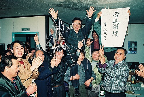 (서울=연합뉴스) 현역 '최고령 배우'로 활동해온 배우 이순재가 별세했다. 향년 91세. 유족에 따르면 이순재는 25일 새벽 세상을 떠났다. 이순재는 최근까지 연극 '고도를 기다리며를 기다리며'와 KBS 2TV 드라마 '개소리' 등에 출연하며 왕성하게 활동했다. 사진은 1992년 14대 총선에서 당시 여당인 민주자유당 후보로 서울 중랑갑 선거구에 출마해 당선 축하를 받는 모습. 2025.11.25 [연합뉴스 자료사진] photo@yna.co.kr