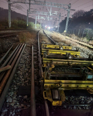 4호선 오이도역서 트롤리 궤도이탈로 열차 지연…출근길 불편(종합)