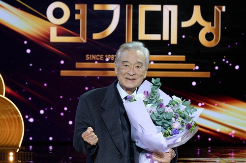 칠순엔 시트콤, 구순엔 연극…일평생 도전한 천생 배우 이순재