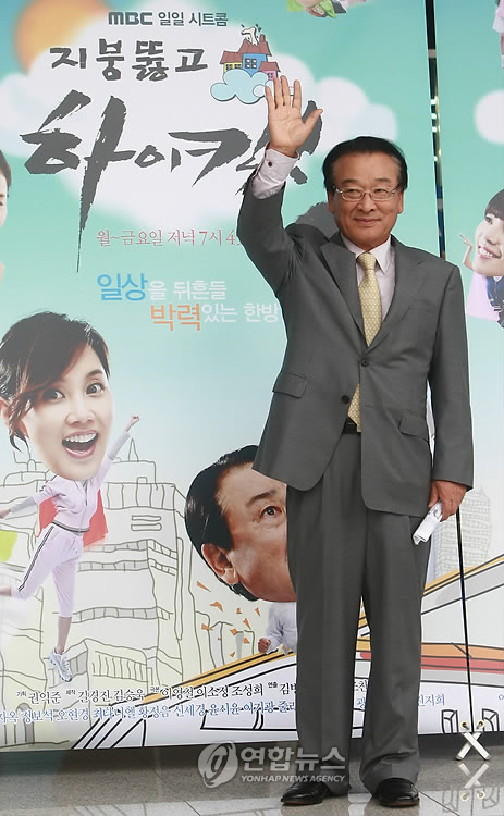 (고양=연합뉴스) 유용석 기자 = 26일 오후 경기도 일산 MBC 드림센터에서 열린 MBC 새 일일시트콤 '지붕뚫고 하이킥' 제작보고회에서 배우 이순재씨가 포즈를 취하고 있다. 2009.8.26 yalbr@yna.co.kr