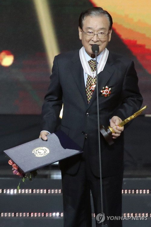 (서울=연합뉴스) 진연수 기자 = 배우 이순재가 24일 오후 서울 송파구 올림픽공원 올림픽홀에서 열린 2018 대한민국 대중문화예술상 시상식에서 은관문화훈장 수상 후 소감을 말하고 있다. 2018.10.24 jin90@yna.co.kr