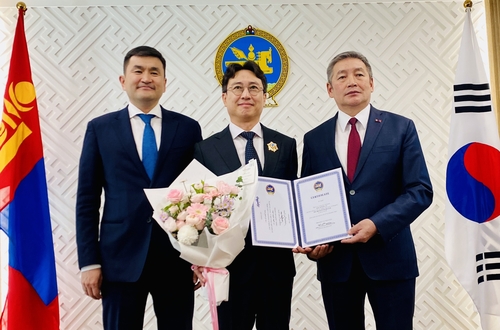 단국대 송병구 교수, 몽골 정부서 '북극성 훈장' 받아