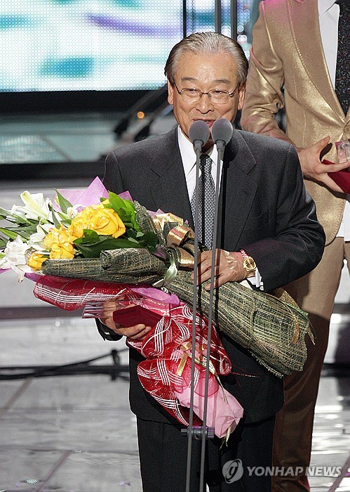 (서울=연합뉴스) 현역 '최고령 배우'로 활동해온 배우 이순재가 별세했다. 향년 91세. 유족에 따르면 이순재는 25일 새벽 세상을 떠났다. 이순재는 최근까지 연극 '고도를 기다리며를 기다리며'와 KBS 2TV 드라마 '개소리' 등에 출연하며 왕성하게 활동했다. 사진은 '2007년 MBC 방송연예대상' 시상식에서 대상을 수상한 탤런트 이순재. 2025.11.25 [연합뉴스 자료사진] photo@yna.co.kr
