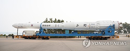누리호 발사대로 이동 시작…기립 작업 본격화