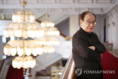 (서울=연합뉴스) 진연수 기자 = 연극 '갈매기' 연출을 맡은 배우 이순재가 지난 10일 서울 광진구 유니버설아트센터에서 연합뉴스와 인터뷰를 하기 앞서 포즈를 취하고 있다. 2023.1.21 jin90@yna.co.kr