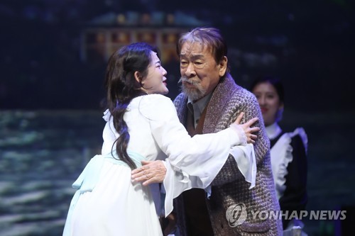 (서울=연합뉴스) 진연수 기자 = 배우 이순재가 20일 오후 서울 광진구 유니버설아트센터 대극장에서 열린 연극 '갈매기' 프레스콜에서 주요 장면 시연을 하고 있다. 2022.12.20 jin90@yna.co.kr