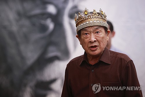 (서울=연합뉴스) 현역 '최고령 배우'로 활동해온 배우 이순재가 별세했다. 향년 91세. 유족에 따르면 이순재는 25일 새벽 세상을 떠났다. 이순재는 최근까지 연극 '고도를 기다리며를 기다리며'와 KBS 2TV 드라마 '개소리' 등에 출연하며 왕성하게 활동했다. 사진은 2003년 연극 '리어왕: KING LEAR' 연습실 공개 및 간담회에서 주요 장면 시연하는 배우 이순재. 2025.11.25 [연합뉴스 자료사진] photo@yna.co.kr