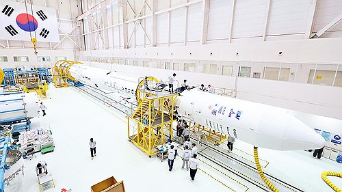 '첫 민간주도 제작' 누리호 D-2…오전 중 발사대로 옮겨 기립