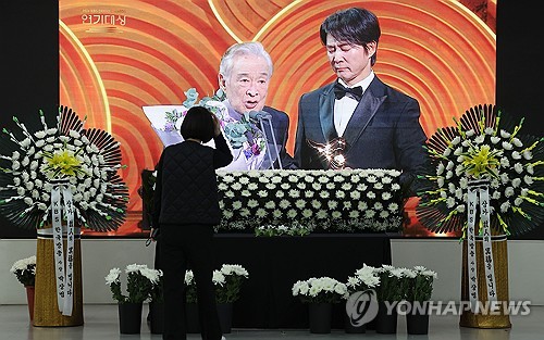 (서울=연합뉴스) 김주형 기자 = 25일 현역 '최고령 배우'로 활동해온 배우 이순재가 별세했다. 같은 날 서울 여의도 KBS 본관 내 시청자광장에 추모 공간이 마련되어 있다. KBS는 누구나 와서 추모의 뜻을 밝힐 수 있다고 설명했다. 2025.11.25 kjhpress@yna.co.kr