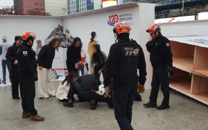 부산서 갑작스런 강풍에 구조물 잇달아 쓰러져 4명 다쳐(종합)