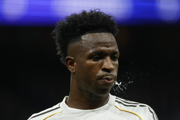 1티어 충격 폭로! "전성기 호날두급 연봉 내놔" 도를 넘은 재계약 요구, 감독과 갈등...이적시장 '역대 최고 매물' 등장 예고