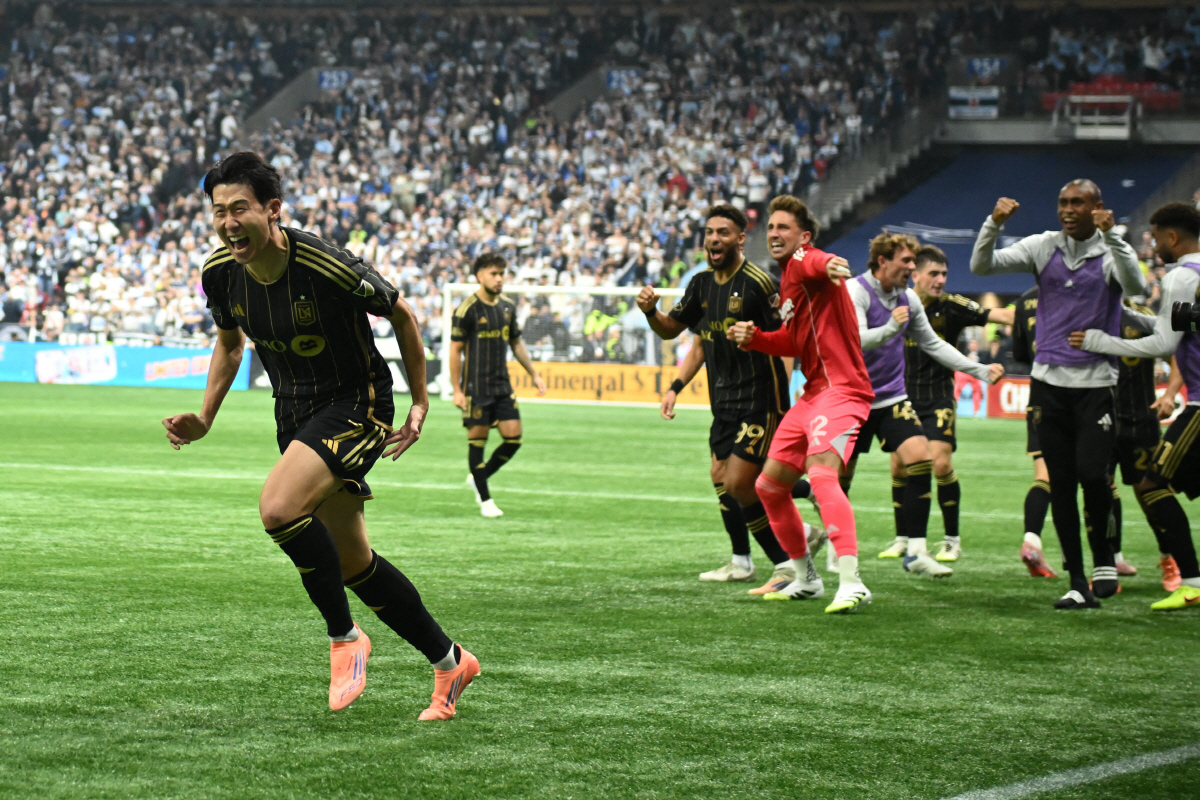 '손흥민 멱살 잡을 뻔한' 요리스 대폭발! "이런 잔디에서 경기? 절대 …