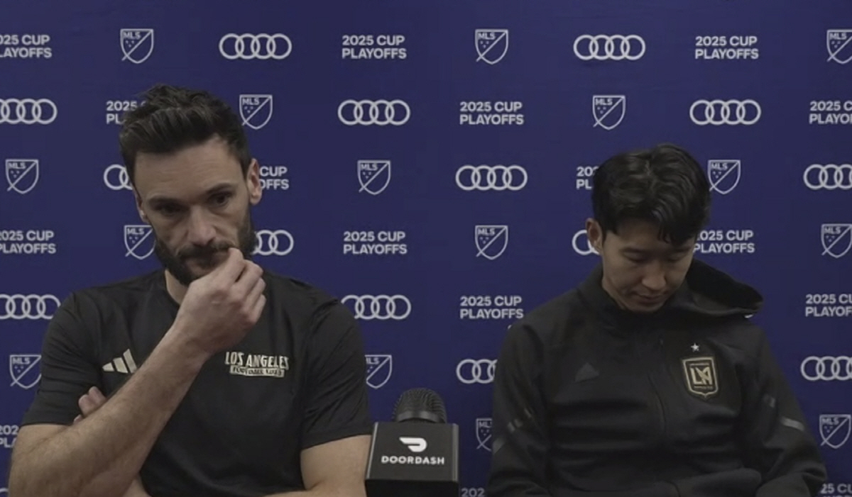 '손흥민 멱살 잡을 뻔한' 요리스 대폭발! "이런 잔디에서 경기? 절대 …