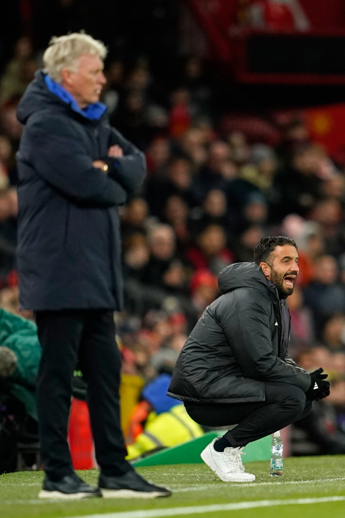 "팀 동료 뺨을 때렸다" EPL 역사상 최악의 퇴장 사건 발생!…'자멸' 에버턴에 0-1 패한 '폭소클럽' 맨유