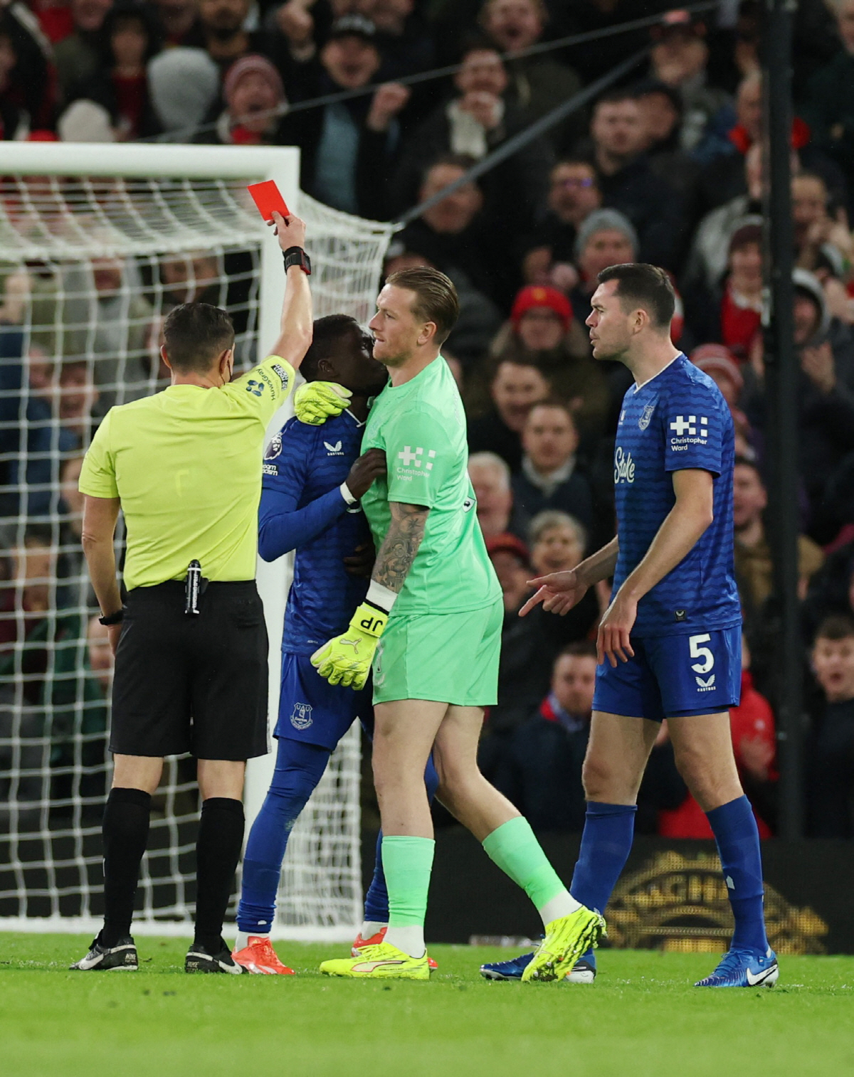 "팀 동료 뺨을 때렸다" EPL 역사상 최악의 퇴장 사건 발생!…'자멸'…