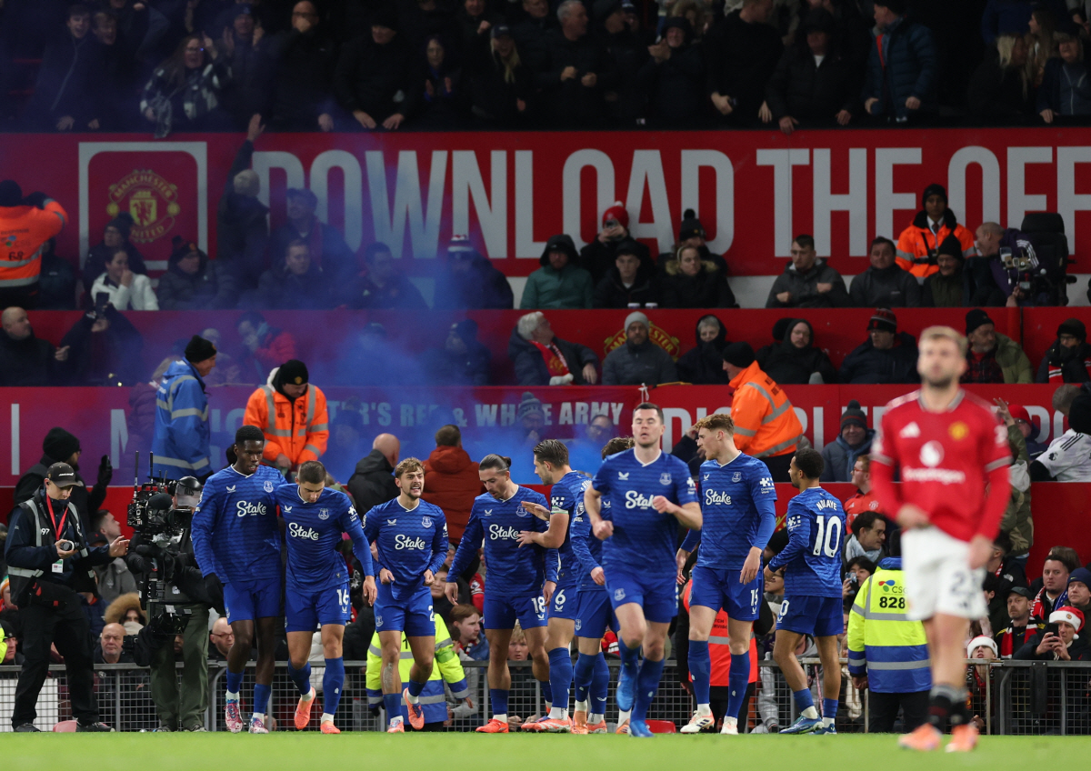 "팀 동료 뺨을 때렸다" EPL 역사상 최악의 퇴장 사건 발생!…'자멸'…