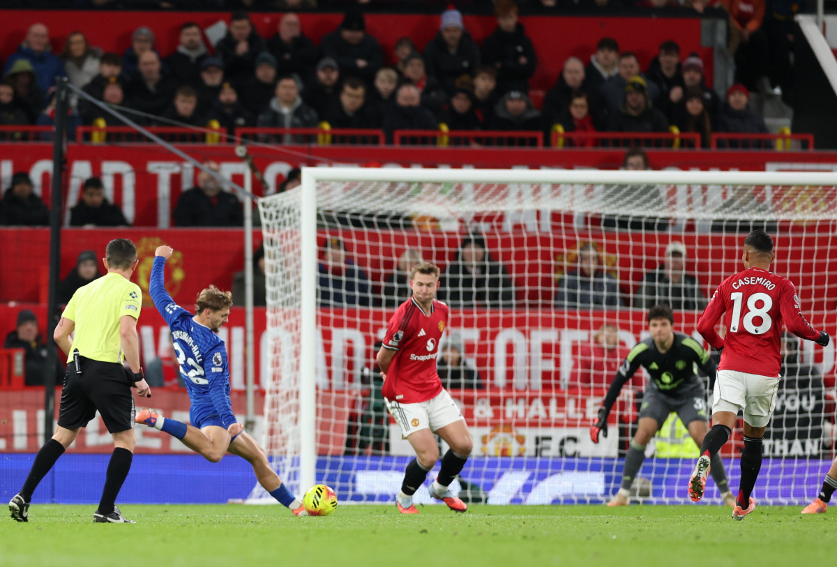 "팀 동료 뺨을 때렸다" EPL 역사상 최악의 퇴장 사건 발생!…'자멸'…