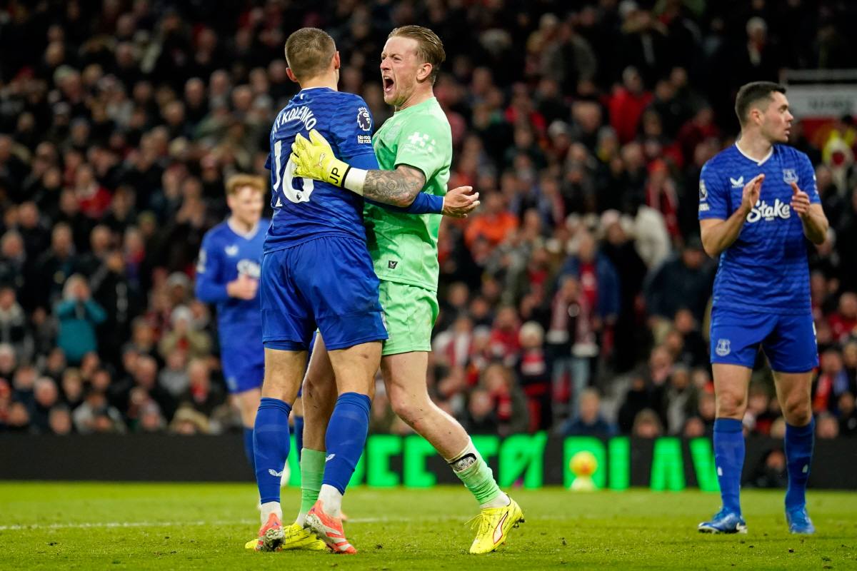 "자기팀 동료 싸다귀 때려 퇴장" 에버턴,초황당 난투극→ 맨유원정 12년…