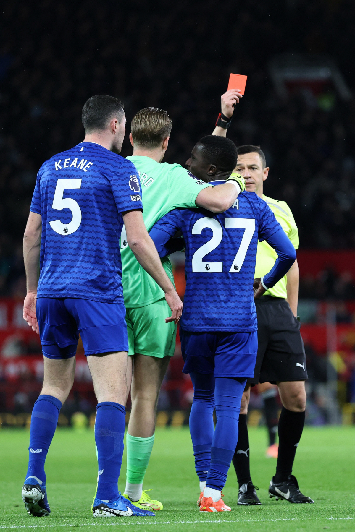 "자기팀 동료 싸다귀 때려 퇴장" 에버턴,초황당 난투극→ 맨유원정 12년…