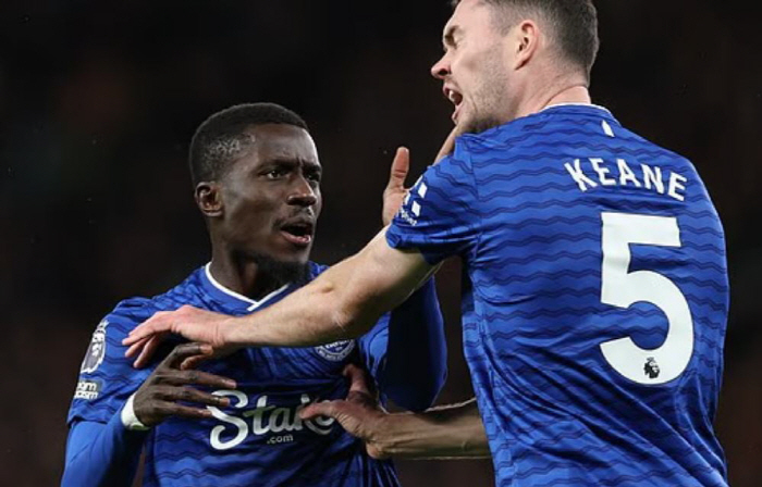 "자기팀 동료 싸다귀 때려 퇴장" 에버턴,초황당 난투극→ 맨유원정 12년…