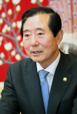 [공식]유재석♥나경은, 결혼 주례 맡았던…'명랑운동회' MC 변웅전 전 의원 별세