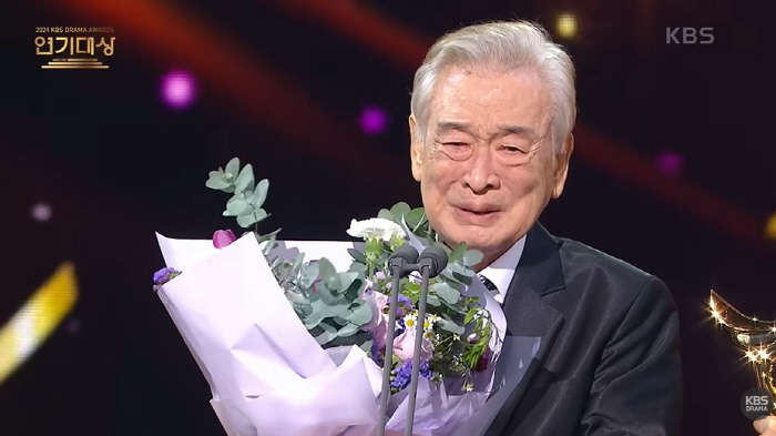 "평생 신세 졌다" 김혜수, 눈물의 故이순재 마지막 소감 되새기며 추모