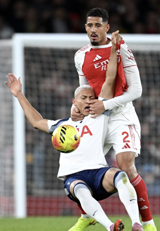 손흥민 없으니까 대굴욕! "SON 동상 세우자" 히샬리송 향한 조롱...…