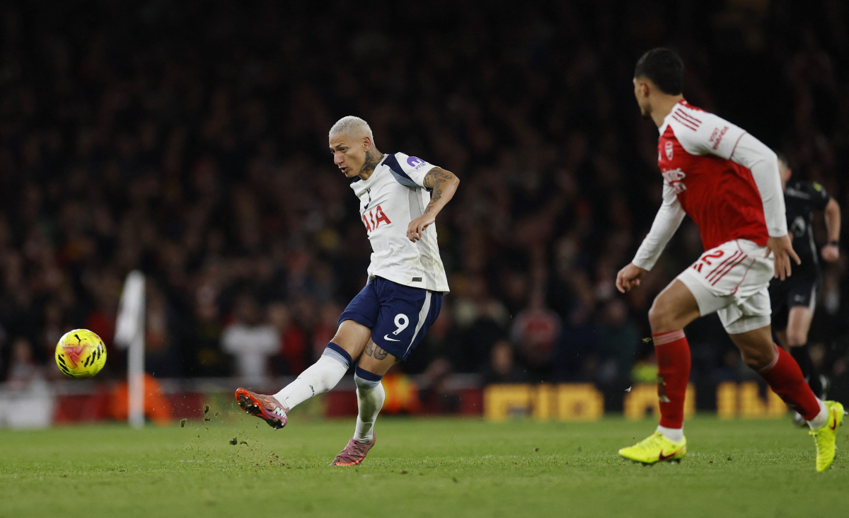 손흥민 없으니까 대굴욕! "SON 동상 세우자" 히샬리송 향한 조롱...…