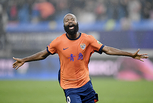 "5개월 임금체불, 떠난다" VS "여친과 놀다 경기 당일 복귀"…팽팽한…