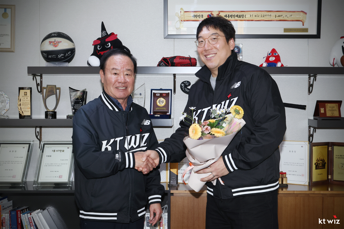 [단독] 박찬호-강백호-박해민 다 놓친 KT, 김현수 잡았다...3년 5…