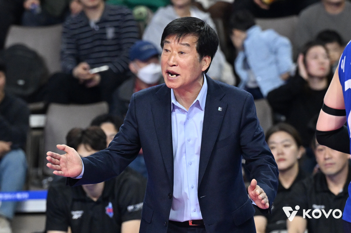 어쩌면 커리어 마지막 도전? 韓배구 '흑역사' 수습한 70세 노장, 구단…