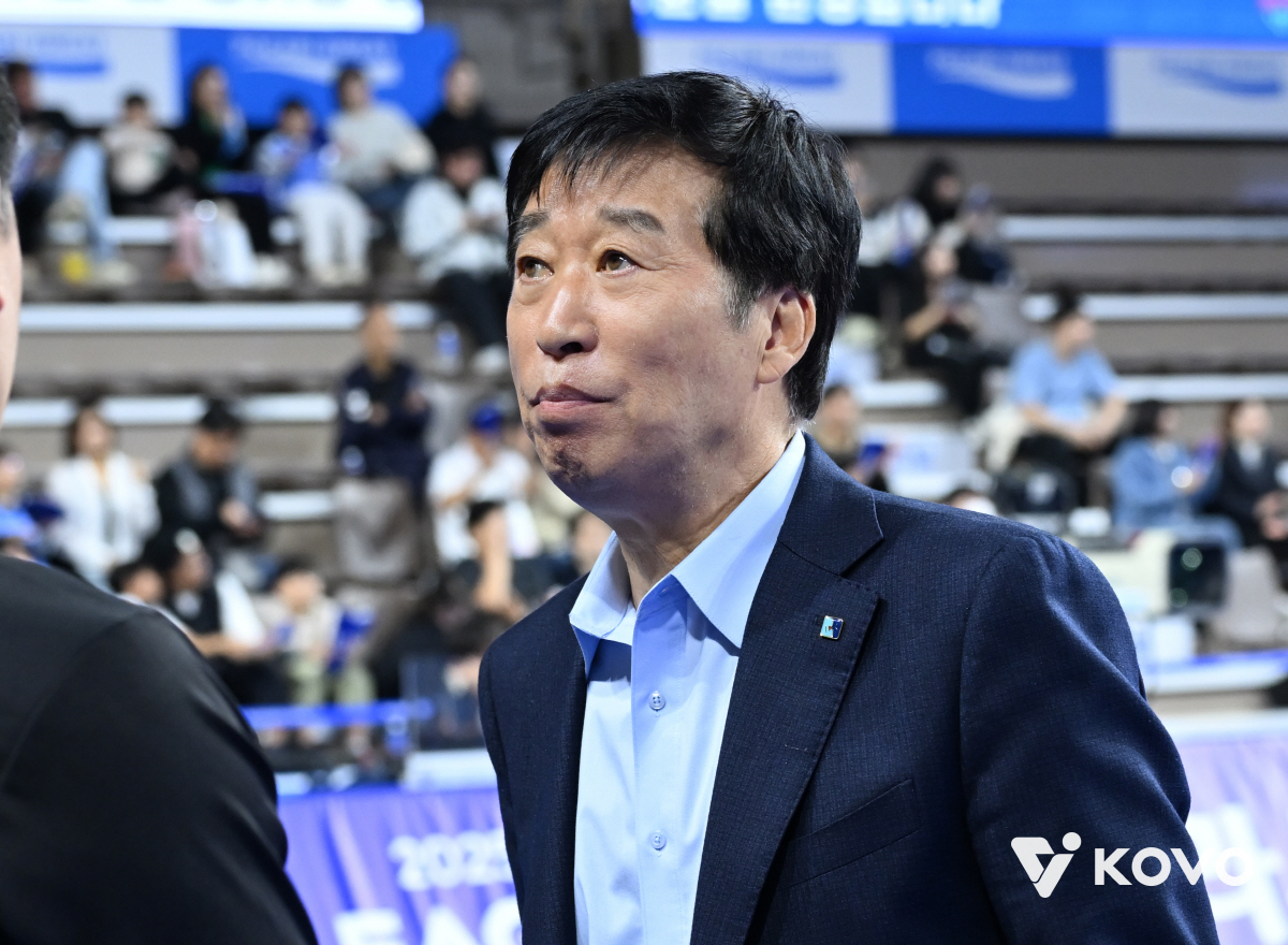 어쩌면 커리어 마지막 도전? 韓배구 '흑역사' 수습한 70세 노장, 구단…