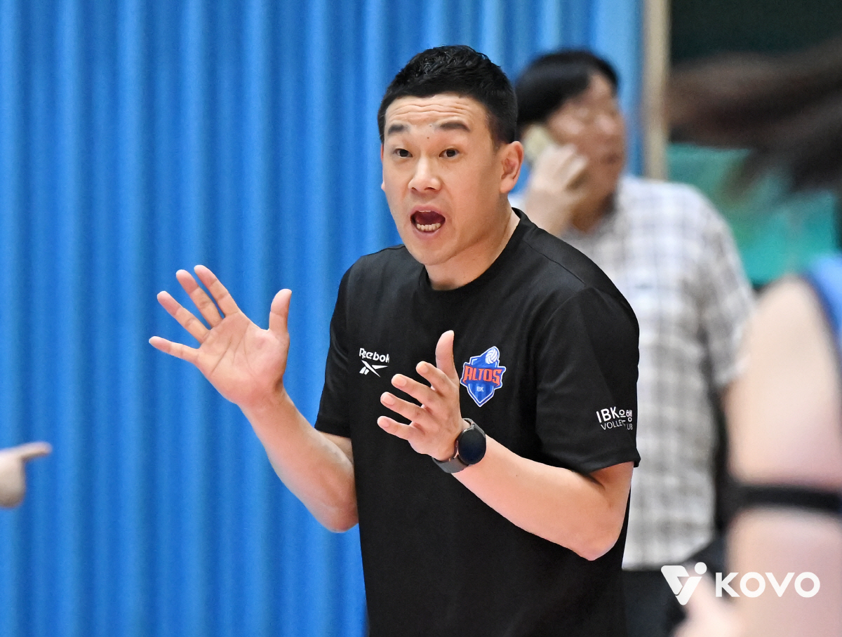 어쩌면 커리어 마지막 도전? 韓배구 '흑역사' 수습한 70세 노장, 구단…