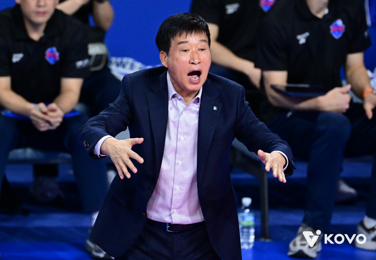 어쩌면 커리어 마지막 도전? 韓배구 '흑역사' 수습한 70세 노장, 구단…