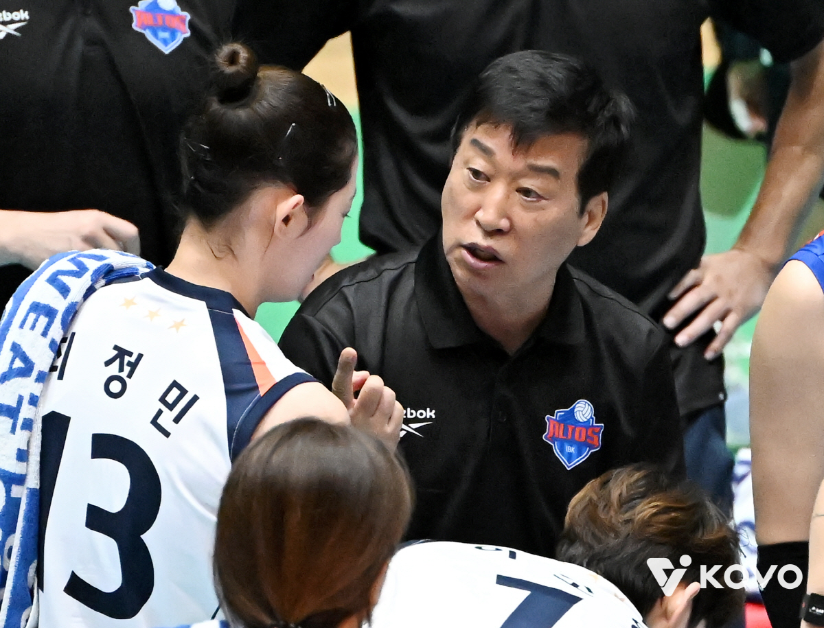 어쩌면 커리어 마지막 도전? 韓배구 '흑역사' 수습한 70세 노장, 구단…