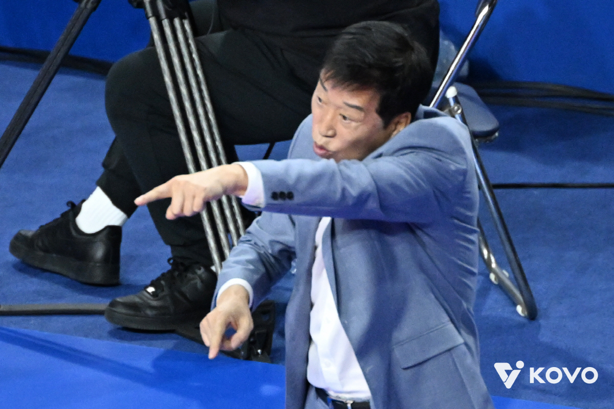 어쩌면 커리어 마지막 도전? 韓배구 '흑역사' 수습한 70세 노장, 구단…