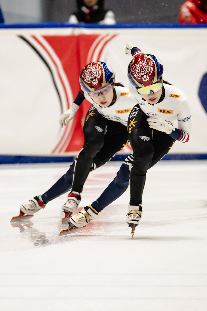 '韓 반전 성공!' 최민정-김길리 '금빛 질주'→남자 계주 金 수확...반등한 쇼트트랙 월드투어 성적, '캐나다 괴물' 두려움은 여전