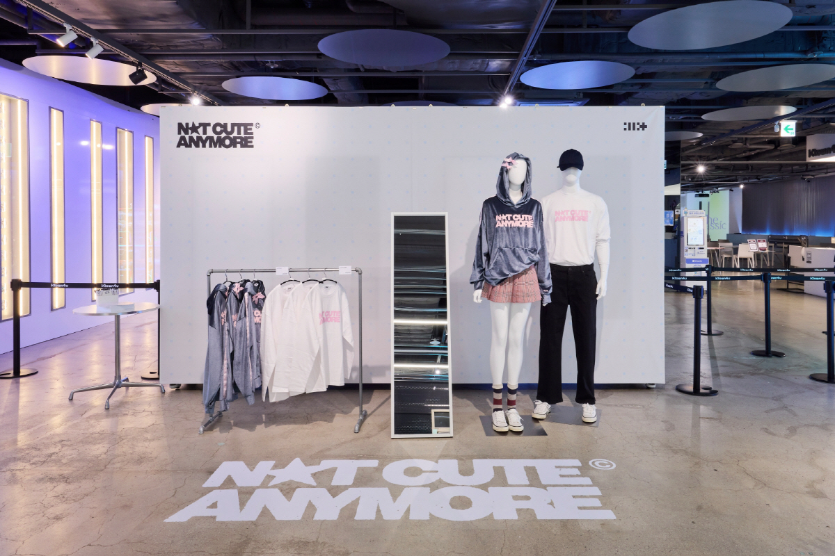 아일릿 팝업 첫날부터 줄 섰다…'낫 큐트' 감성 그대로 팬심 저격