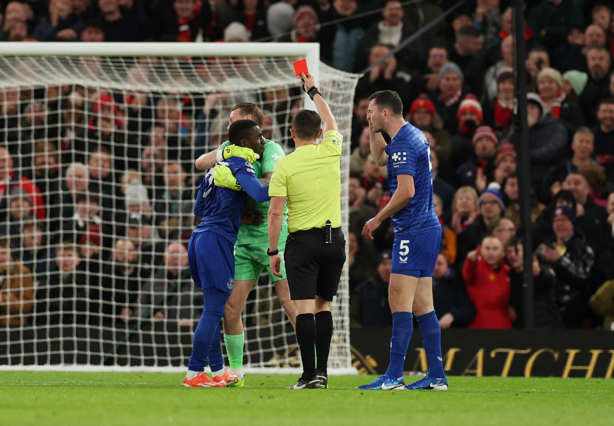 英 BBC도 깜짝! "손흥민 거칠게 밀었다"→"험악한 분위기 조성"...…