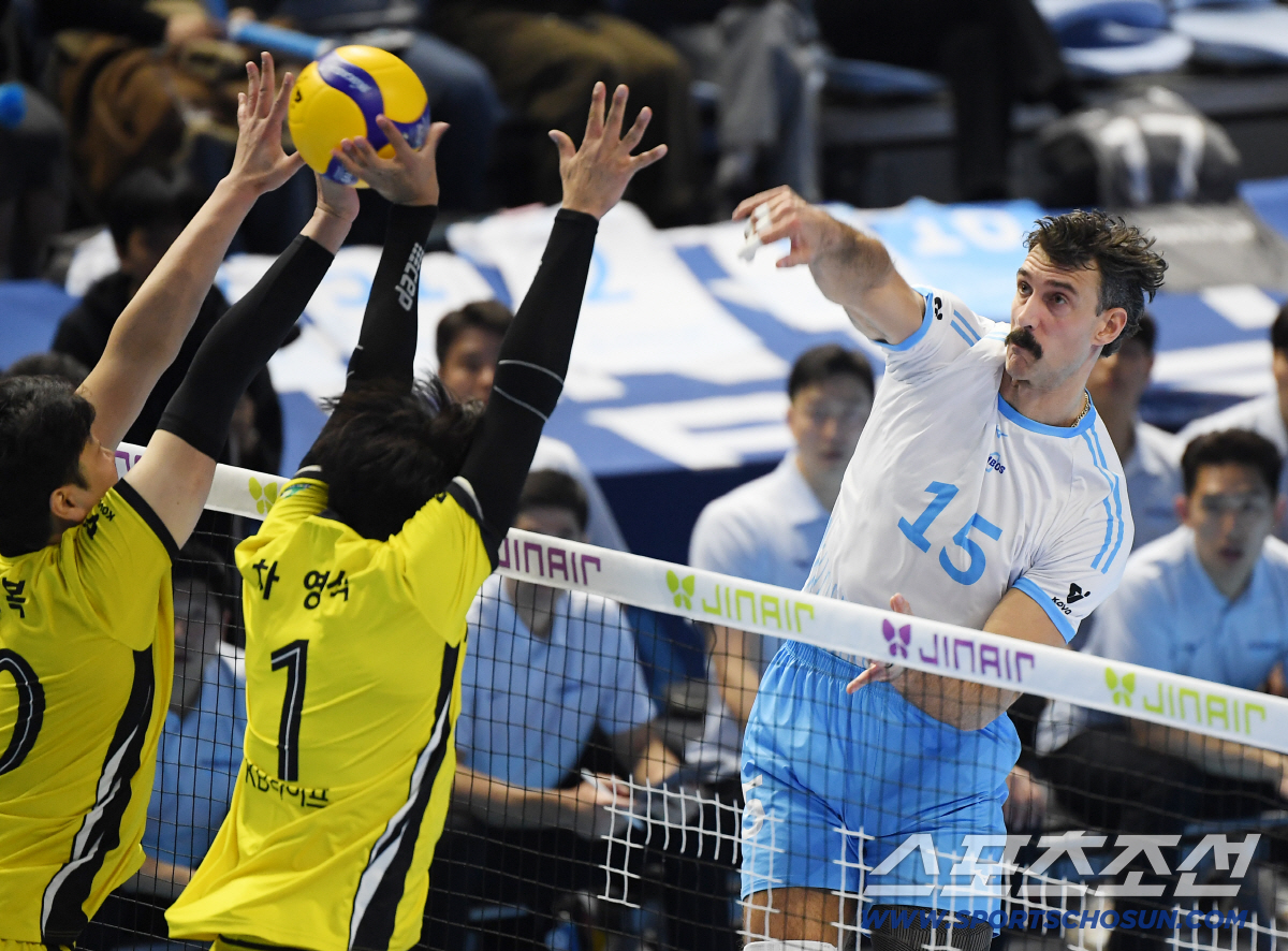 [포토] 러셀의 강력한 스파이크