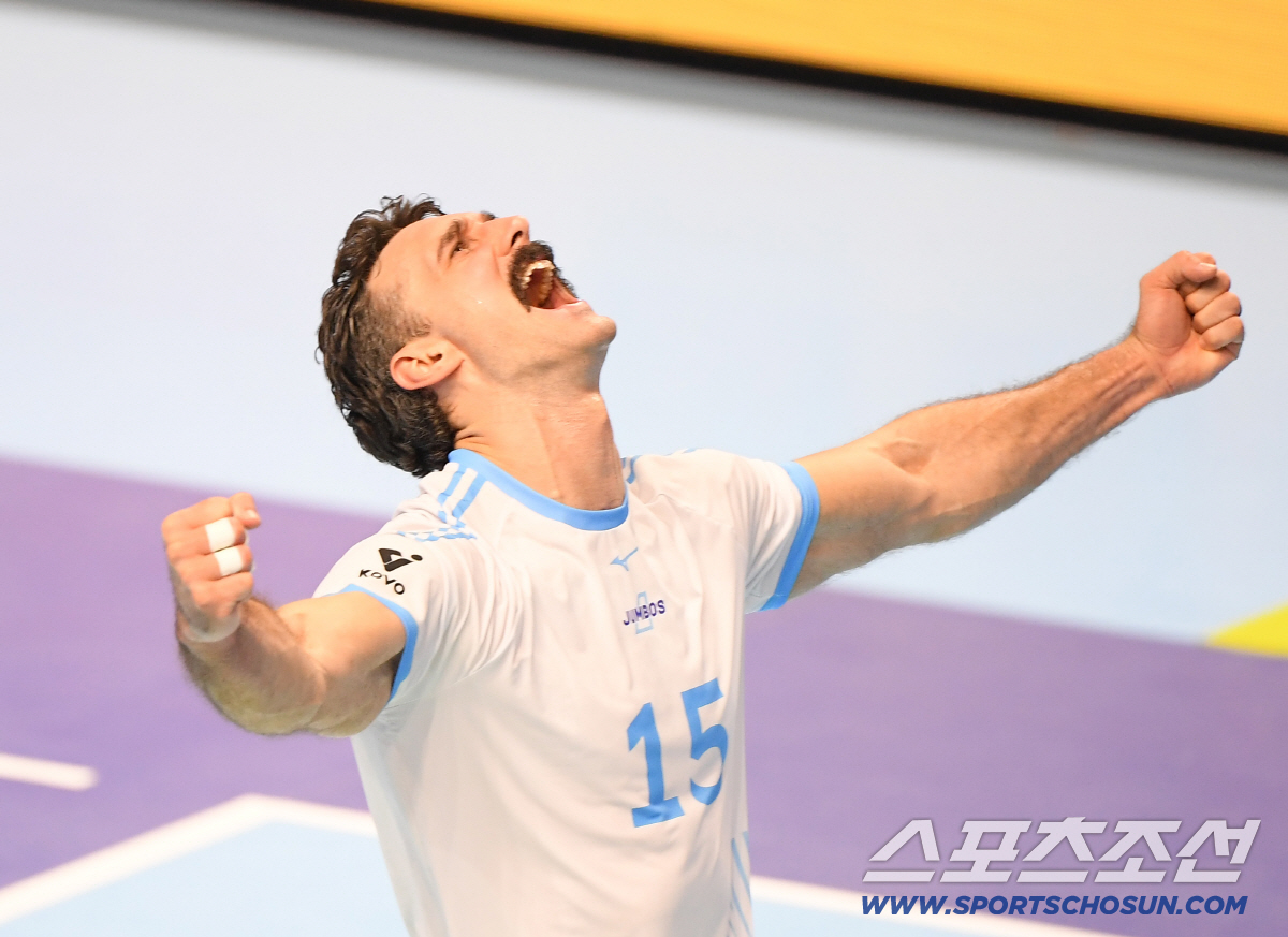 [포토] 트리플크라운 러셀, 서브에이스로 경기 끝냈다