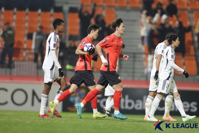 '코리안 듀오에 당했다' 강원, '오세훈 쐐기골' 마치다에 1-3 패[A…