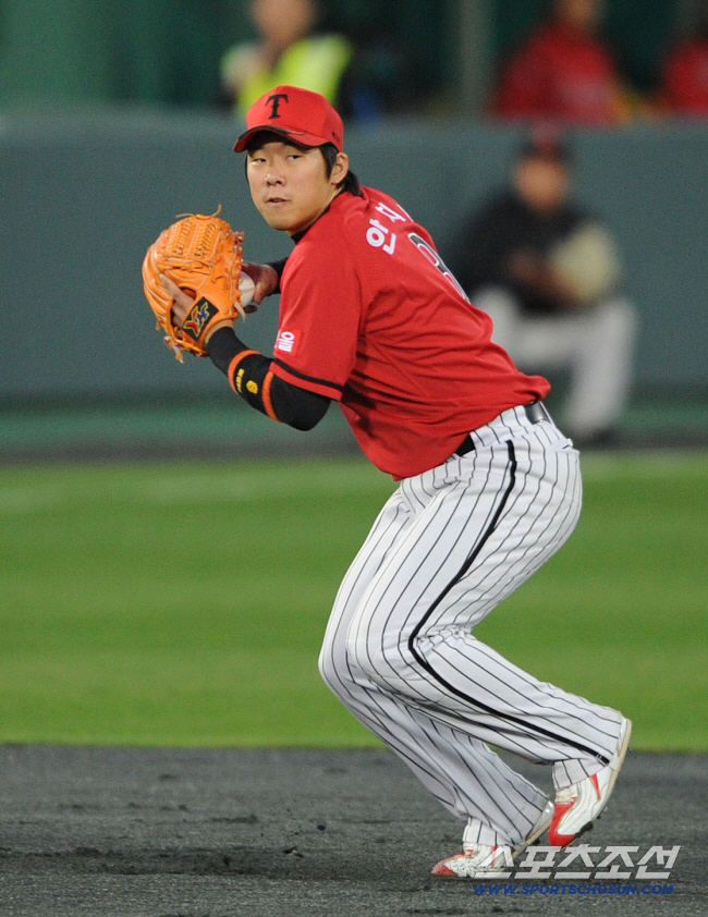 3루수 안치홍 말이 돼? 그런데 의외의 반응 "자리 가릴 처지가 아니다"