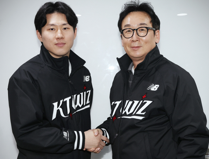 "FA 신청 왜 했나" 최악 평가 받던 선수에게 무려 48억을 안겼다...그 속에 숨겨진 비하인드