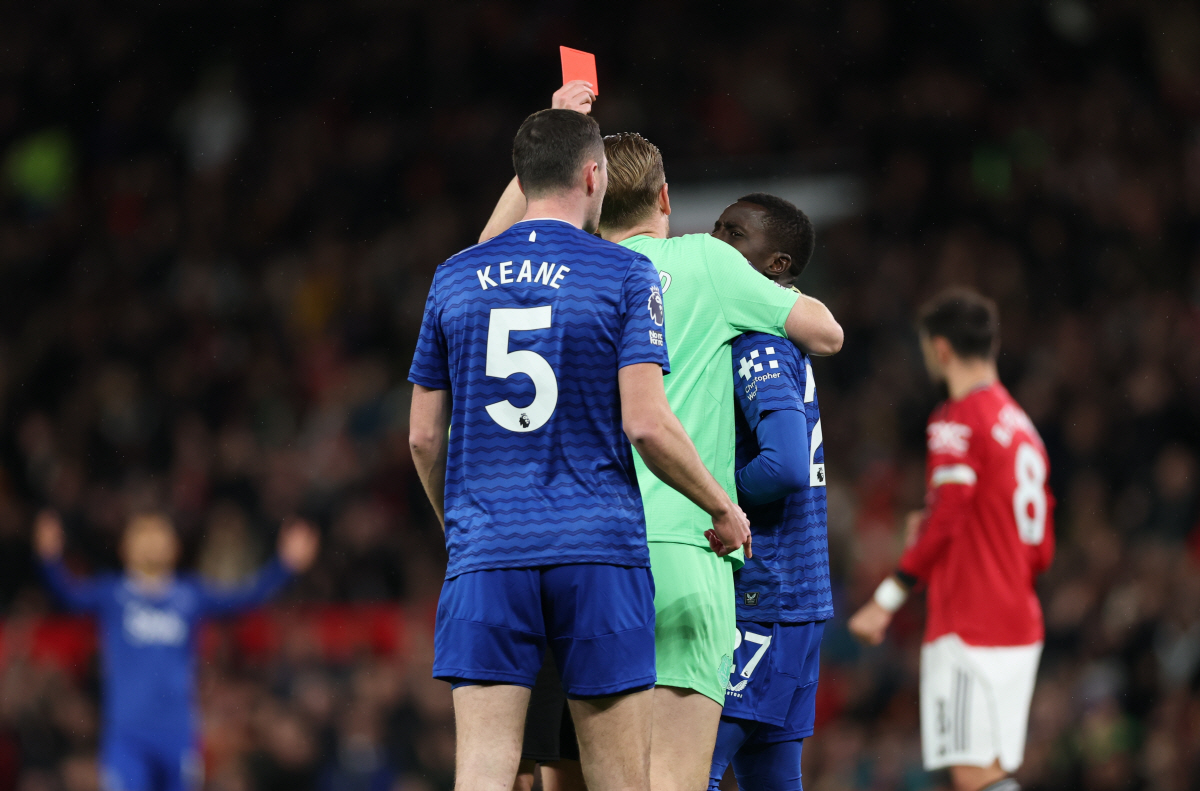 찰싹! 동료 뺨 때리고 결국 사과→상대가 맨유라 천만다행…"어떤 상황에서…