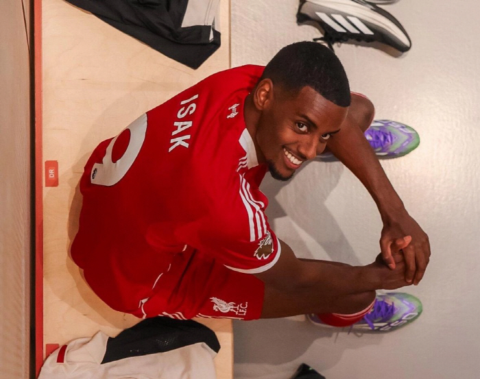 英 매체 강력 주장! "슬롯 감독 이적료 때문에 선수 기용 압박"…"이기…