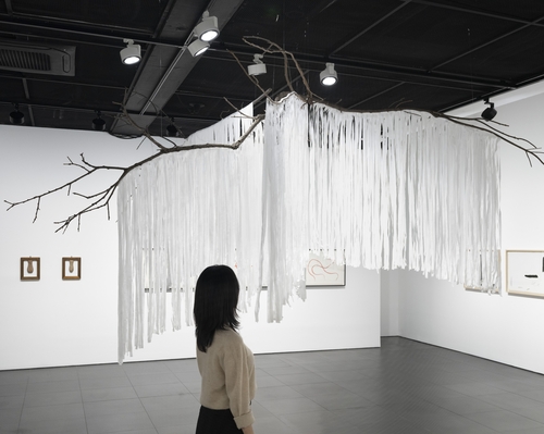 갤러리 현대에서 열리고 있는 '가위, 바위, 보: 종이의 변주'전에 전시된 이승택 작 '바람'(종이나무). [갤러리 현대 제공. 재판매 및 DB 금지]